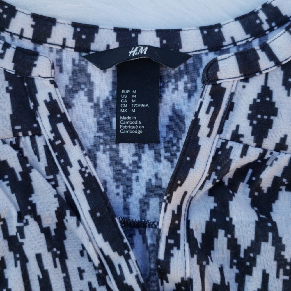 H&M Abstract Top in Black & White - Picture 2 of 3